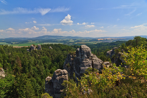 Tschechien - malerische Landschaften - bäume böhmen büsche kletterfelsen klettern natur tschechien wald wiesen.