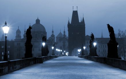 Prag in der Weihnachtszeit erleben - Prag, Karls-Brücke, Blick auf die Altstadt.