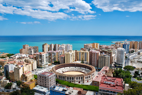 Urlaub Malaga - Last Minute Reisen Spanien günstig buchen - Architektur anblick andalusia antenne areciffe beautiful belle berühmt blau blocks bull business büro euromünzen europa european exterior gebäude geschichte grossstadtherbst hauptstädtisch himmel hoch landschaftsbild luft malaga meer mittelmeer mundo orientierungslichter panorama panoramic reisen ring runde sichtbeton skyscraper sommer spanien spanien england spanischer stadt stadt siegen straße straßen tourism welt überblick.