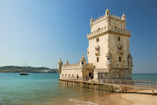 Urlaub Lissabon - Last Minute Reisen Portugal günstig buchen - Architektur berühmt blau boot entdeckung euromünzen europa fluß geschichte gothic himmel horizontale kultur kästeklippen leute lissabon meer niemand obsolet orientierungslichter outdoors ozean platz portrrät portugieser reisen schiff schloss steine stil symbol tage tourism traditional turm vergangenheit wasser.