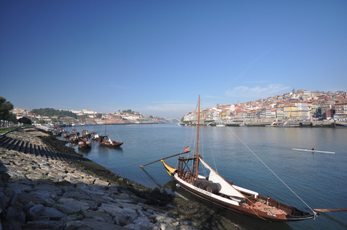Urlaub Porto - Last Minute Reisen Portugal günstig buchen - altstadt atlantik barcos barcos rabelos blau boot brücke douro fluß gaia himmel historisch keltern nova ponte da arrábida porto portugal portwein schiff schiffe segel segelschiff tradition traditionell vila wasser wein weinfass weltkulturerbe.