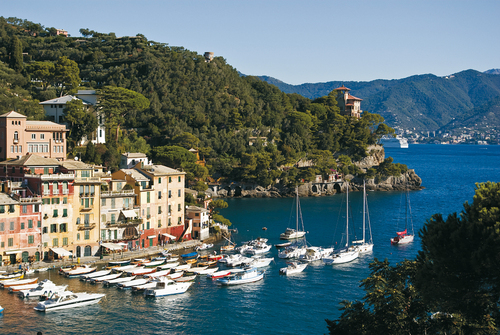 Urlaub Rimini - Last Minute Reisen Italien günstig buchen - Italien, Ligurien, Portofino, Riviera, Mittelmeer, Meer, Haus, Wasser, Hafen, Yachthafen, Yacht, Boot, Rot, Blau, Baum, Himmel, Sommer, Sonnig, Immobilien, Häuser, Immobilie, Gebäude, Häfen, Wasserfahrzeug, Wasserfahrzeuge, Yachten, Boote, Roter, Rote, Farben, Farbe, Farbton, Bäume, Saison, Jahreszeiten, Jahreszeit.