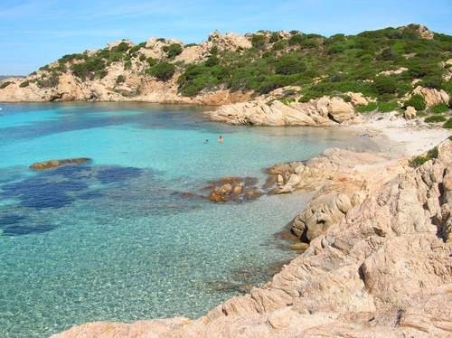 Durch Vergleich beim Urlaub buchen sparen - beach caprera costa smeralda italy maddalene-archipel meer ocean sardinien schwimmen smaragdküste sommer sonne strand summer swimming urlaub wasser.