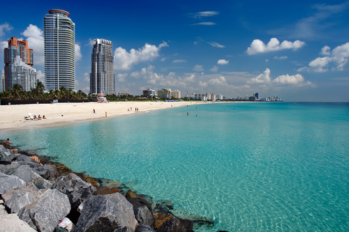 Miami Beach Hotels und Flug nach Florida- Rundreisen an der USA Ostküste günstig - beautiful bewölkung blau colorful florida gebäude gestein himmel hotel klar landschaftlich landschaftsbild meer miami beach ozean palme resort sand sauber sommer sonnig stones strand süden tage turm urlaub wasser wehen.