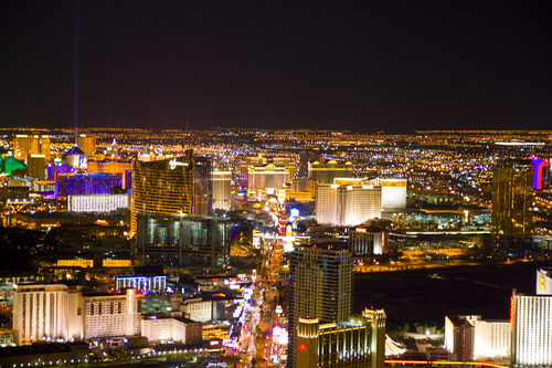 Las Vegas Hotels und Flug - USA Westküste Urlaubs- und Rundreisen nach Amerika günstig - abend angestrahlt antenne autoverkehr busy driving farbe gambling gebäude grossstadtherbst großstadt highway hotel kasino las lights motel nacht neon nevada nightlife ocolus orientierungslichter po poker rasen reisen reiseziel schmale flügel spielend straftat straße straßen stunde sündig turm urlaub vehicle verschwommen wette zeichen.