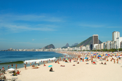 Urlaub Brasilien - Last Minute Reisen Südamerika günstig buchen - Wasser blau brasilien brazil copacabana entspannen erholung gebäude grossstadtherbst großstadt himmel hintergrund landschaftsbild latein buchstaben lateinische schatten schattenwurf leute meer ozean paradise reisen rio rio de janeiro sand schwimmen sommer sonne sport strand süden triplotanien tropisch urlaub.