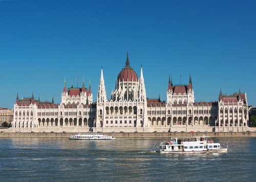 Eine Reise in die Donaumetropole Budapest - Architektur berühmt boot euromünzen europa european fluß gebäude grossstadtherbst haus historisch kuppel natur neogothic orientierungslichter palast von livadija parlament tourism ungarisch ungarn wasser zentrale östlich.