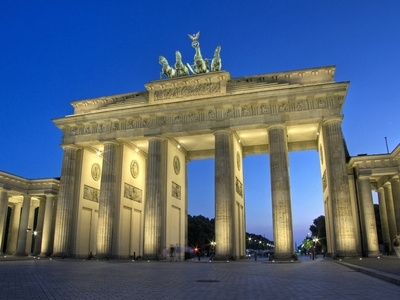 Per Bus nach Berlin reisen - Berlin, Brandenburger Tor, Froschperspektive.