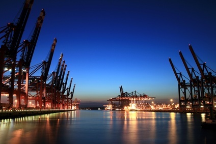 Musicalreisen nach Hamburg - alster container elbe flaute frei hafen hamburg krise leer schiffsverkehr warenumschlag wirtschaftskrise.