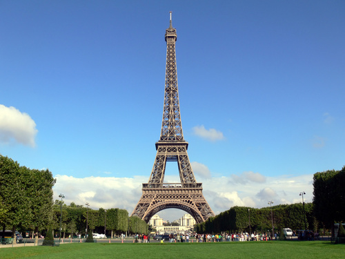 Kultur und Flair in Paris - architektur aussicht aussichtsturm blau eifel eifelturm eiffel eiffelturm frankreich französisch gebäude grün gustave paris sehenswürdigkeit seine sommer turm wahrzeichen wolke wolken.