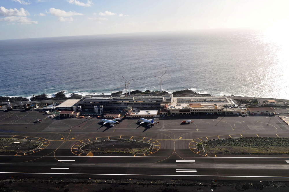 Flughafen La Palma - SPC Airport ist der Flughafen auf La Palma - Flughafen, Meer, La Palma, Kanaren, Spanien, Wasser, Flugzeug.