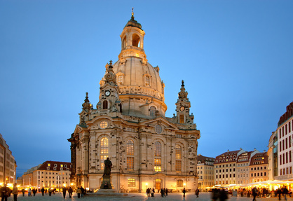 Den Kurzurlaub für Ostern jetzt buchen - abend abendstimmung altstadt architektur außen beleuchtung blau blauer himmel denkmal dresden dunkel dämmerung elbflorenz evangelisch frauenkirche gebäude historisch häuser innenstadt kirche kuppel licht marktplatz martin luther menschen nacht neuaufbau neumarkt panorama sachsen tourismus urlaub.