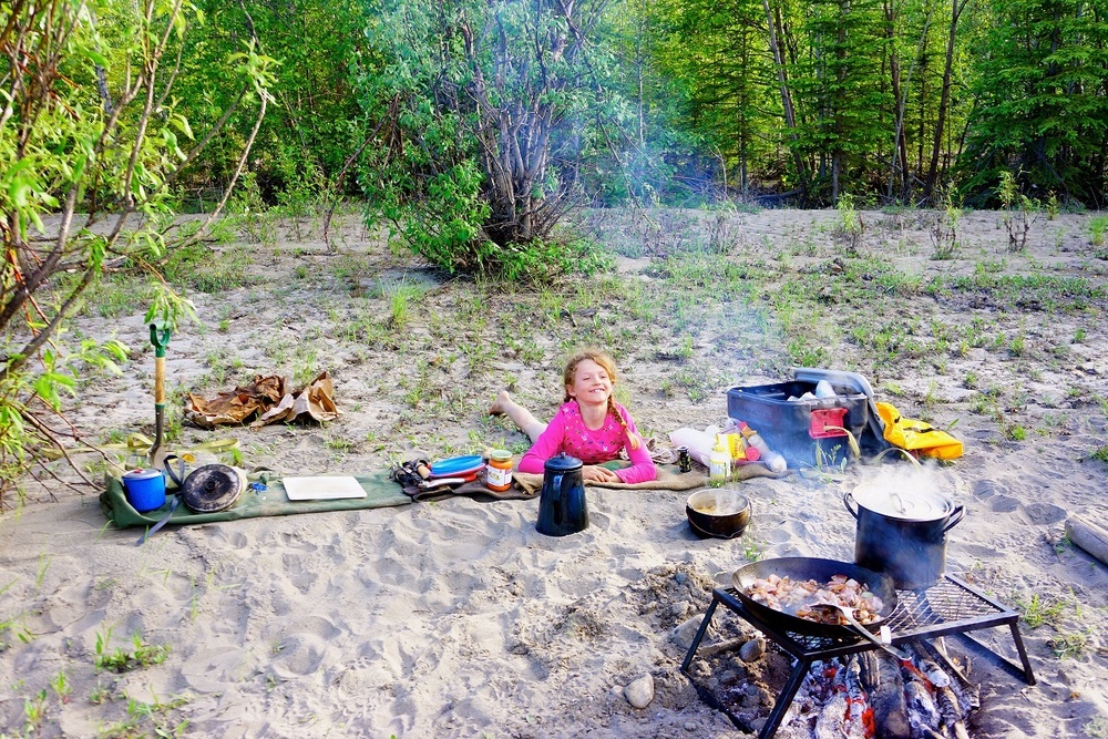 Reisen mit Kindern nach Kanada – Bären sehen in Yukon - Kind Lagerfeuer.