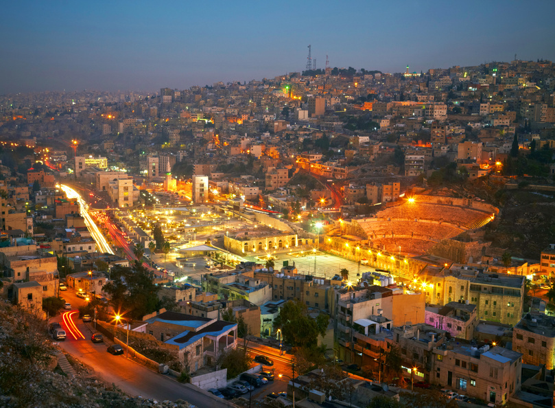 Die Hauptstadt Amman bei Nacht
