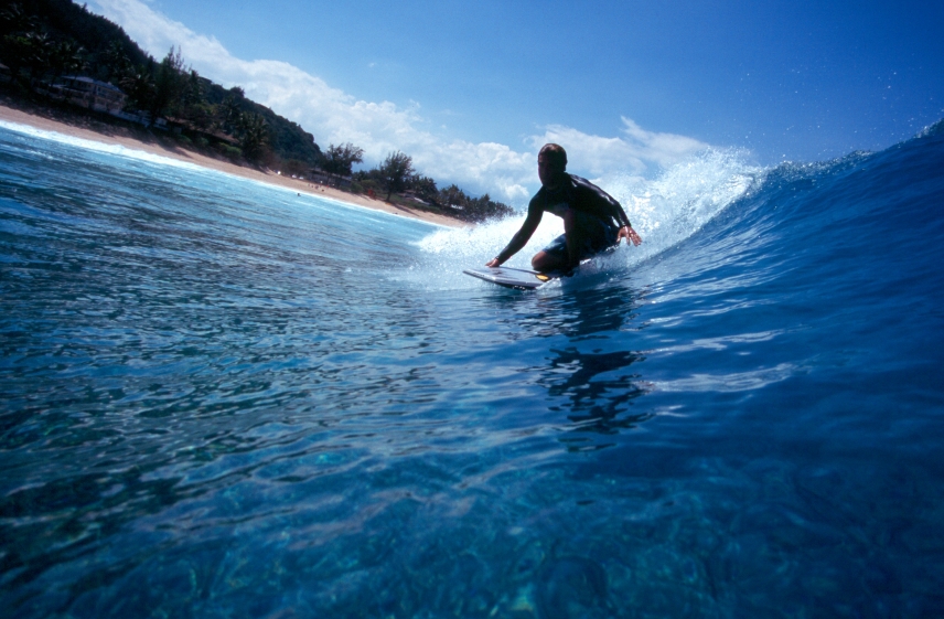 Top 10 der Reiseziele für 2015 - Fotografie, Horizontal, Farbe, Tag, Außenaufnahme, Nicht erkennbare Person, Schief, Weitwinkel, Eine Person, Himmel, Hell, Bodyboarden, Bodyboard, Wellenreiten, Handlungen, Hawaii, Oahu, North Shore, Strand, Sommer, Freizeitaktivitäten, Küstenlandschaft, Meer, Sport und Fitness, Menschen, Pazifik, Wasser,.