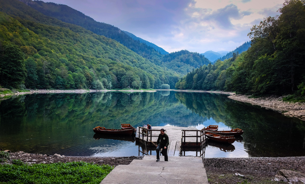 Top 10 der Reiseziele für 2015 - Biogradska Gora National Park Montenegro boot see tal berge boote steg.