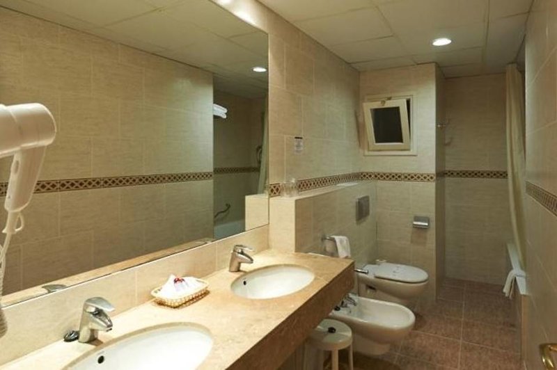 Abat Cisneros in Montserrat, Barcelona Badezimmer