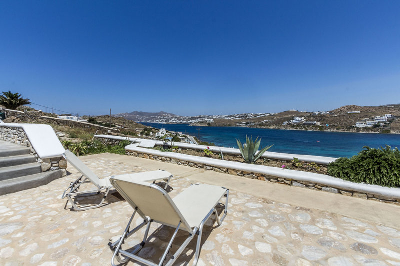 GT Suites Corfos Bay in Ornos, Mykonos Terasse