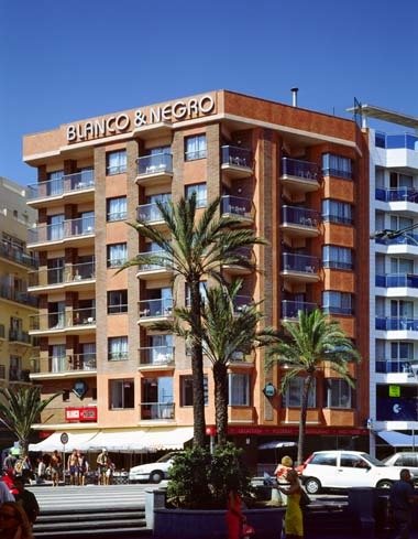 Apartamentos Blanco y Negro in Lloret de Mar, Gerona Außenaufnahme