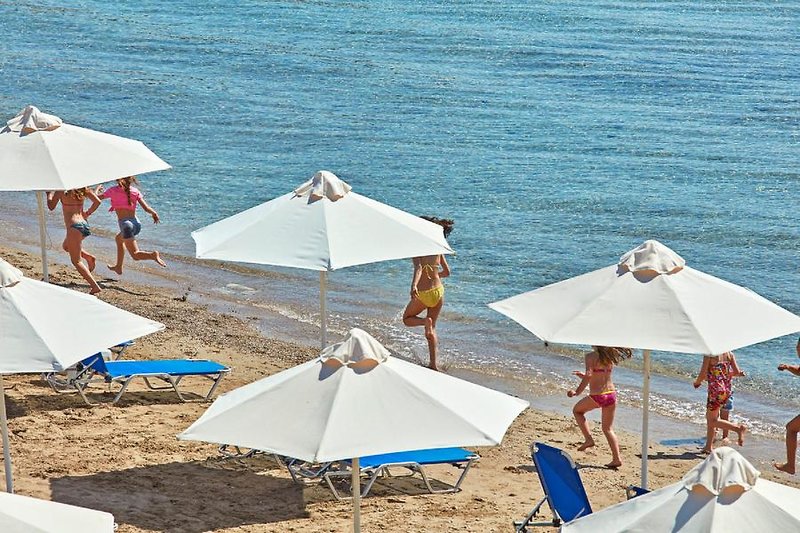 Hinitsa Bay in Porto Cheli, Athen Strand