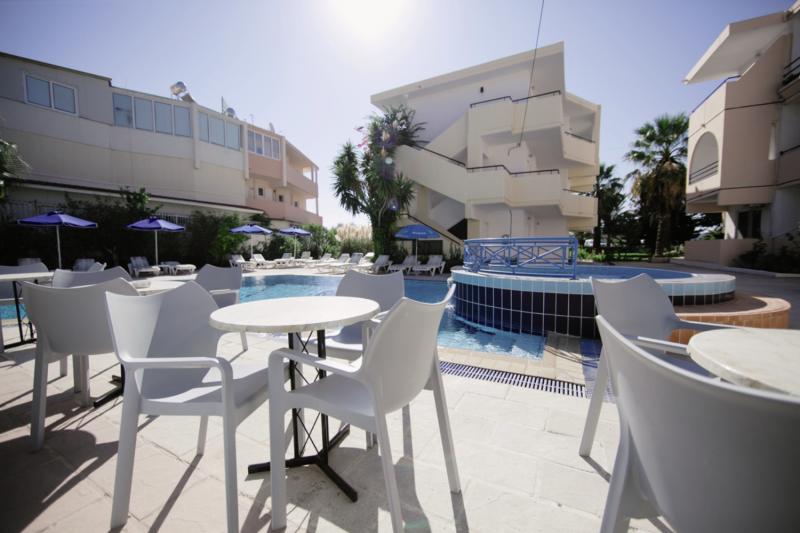 Artemis Comfort & Pleasure Studios-Apartments in Faliraki, Rhodos Terasse