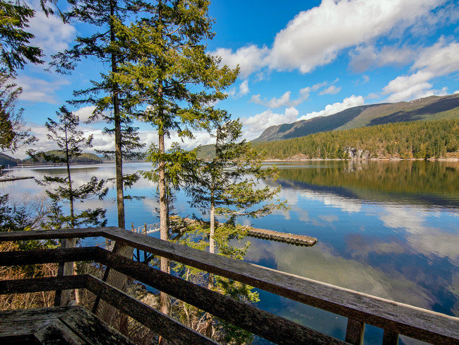 DESOLATION RESORT - CHALET NO. 5 W LOFT 2 BEDROOM QUEEN BEDS in Powell River, Vancouver Landschaft