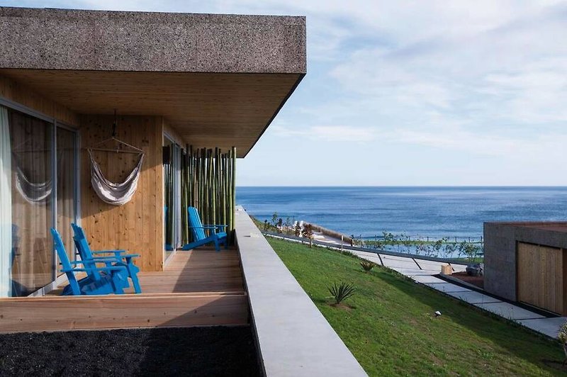 Santa Barbara Eco Beach Resort in Ribeira Grande, Ponta Delgada (Azoren) Terrasse