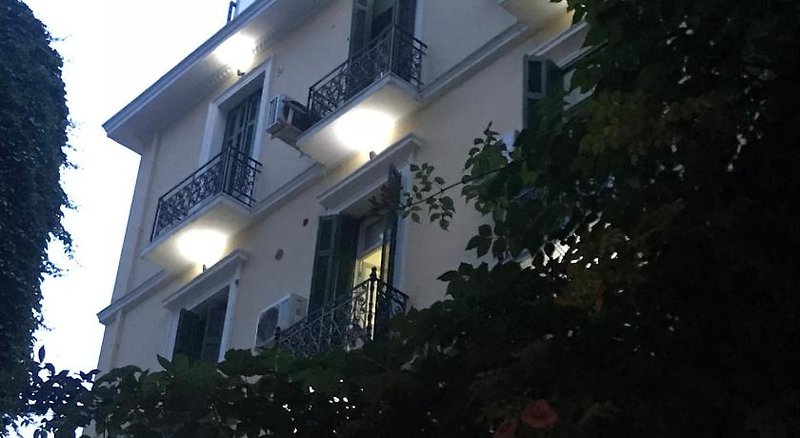 Elikon in Athen, Athen Außenaufnahme