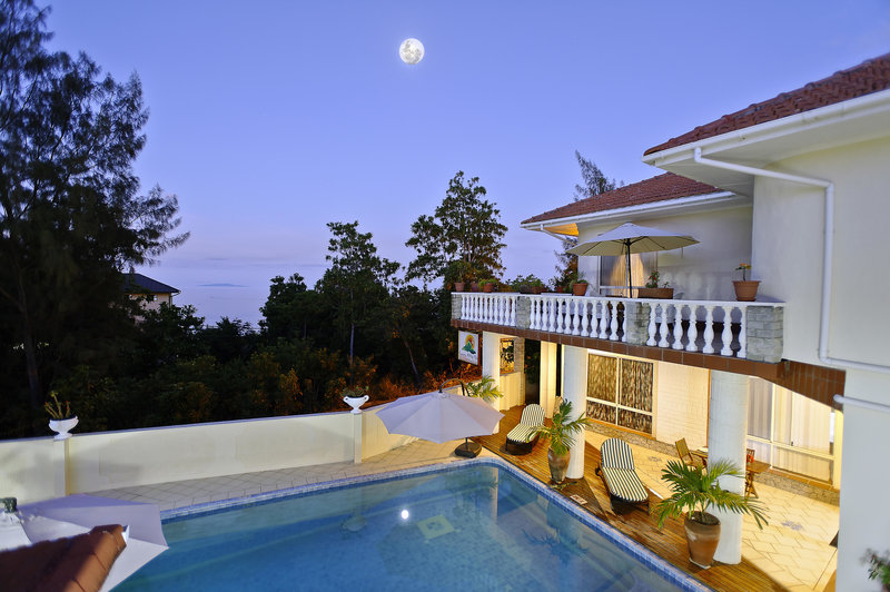 Carana Hilltop Villa in Carana Beach, Mahe, Seychellen Pool