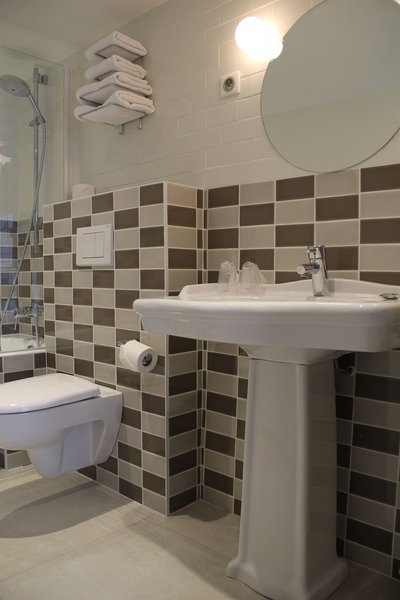 Hotel des 3 Poussins in Paris, Paris-Orly Badezimmer