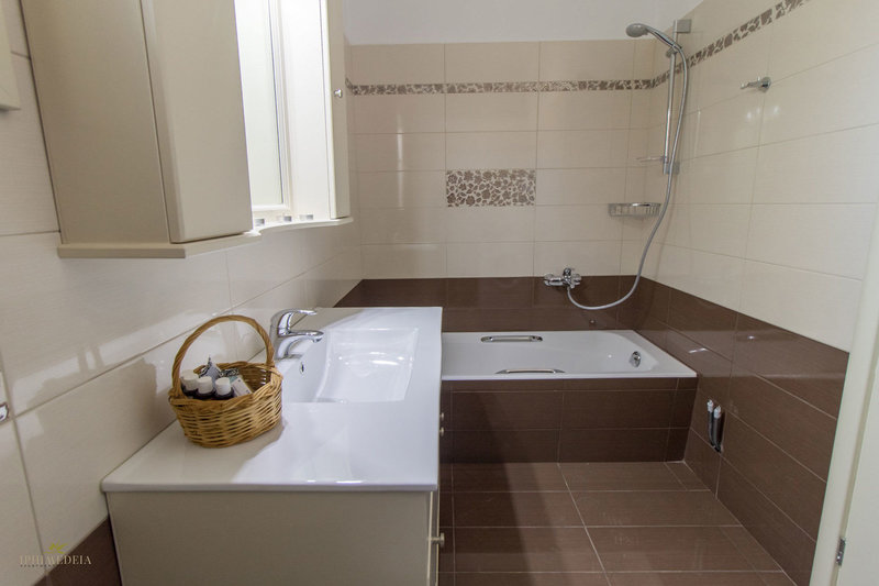 Iphimedeia Apartments & Suites in Naxos Stadt, Santorini Badezimmer