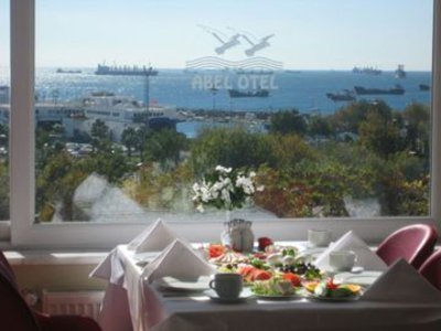 Abel in Istanbul, Istanbul Terasse