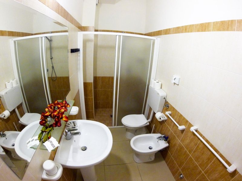Club Vacanze In in Pinarella, Bologna Badezimmer