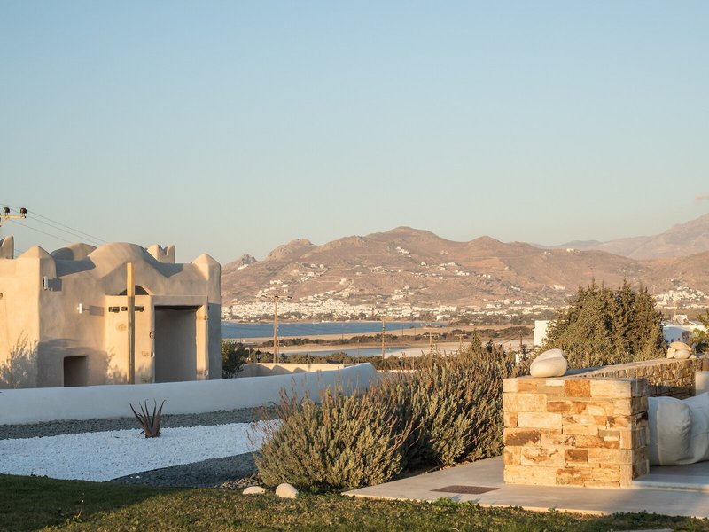 Naxos Euphoria Suites in Agios Prokopios, Santorini Landschaft