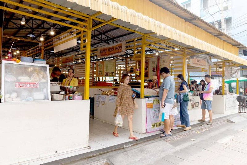 Ze Residence Bang Aor Station in Bangkok, Bangkok Bar