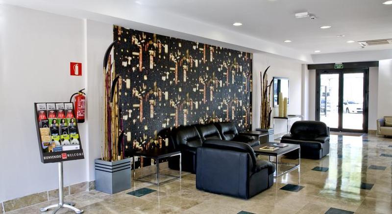 Aparthotel Compostela Suites in Madrid, Madrid Lounge/Empfang