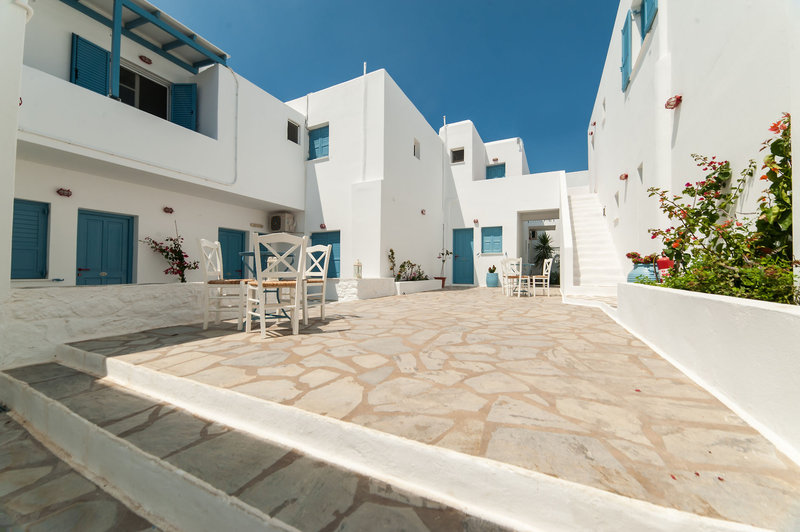 Fivos Apartments in Aliki, Santorini Terasse