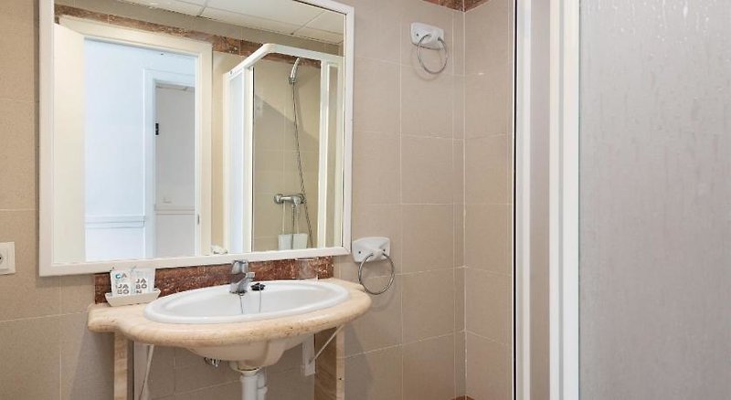 Hostal Brisa Marina in Alcúdia, Mallorca Badezimmer