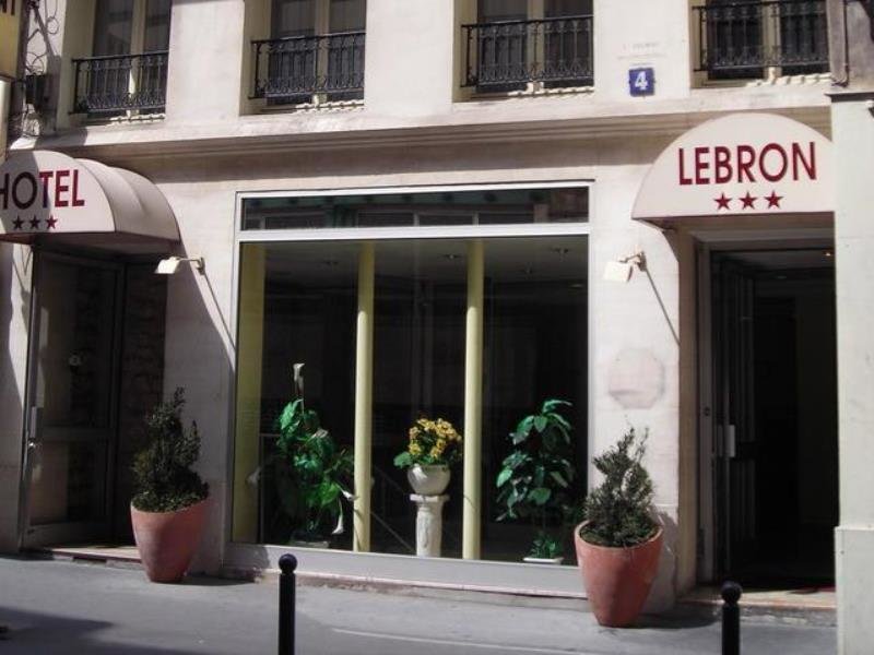 Lebron in Paris, Paris-Charles De Gaulle Außenaufnahme