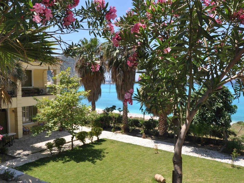 Petani Beach Suites in Vóvykes, Kefalonia Garten