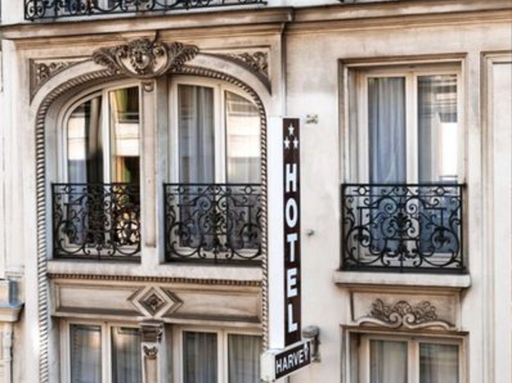 Harvey in Paris, Paris-Charles De Gaulle Lounge/Empfang