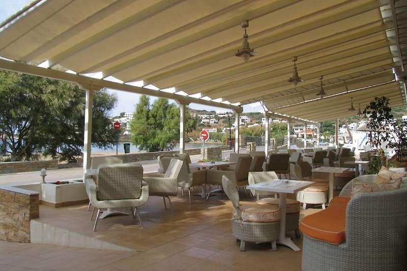 Chryssi Akti in Batsi, Athen Terrasse