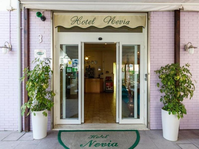 Hotel Nevia in Pinarella, Bologna Außenaufnahme