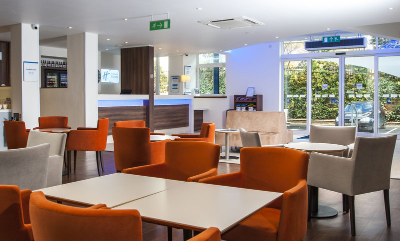 Holiday Inn Express London - Vauxhall Nine Elms in London, London-Gatwick Bar