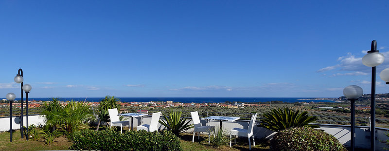 Mirabeau Park Hotel in Gasperina, Lamezia Terme Terasse