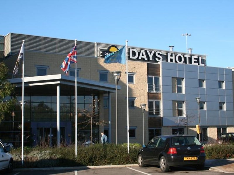 Ramada by Wyndham London North M1 in London, London-Stansted Außenaufnahme