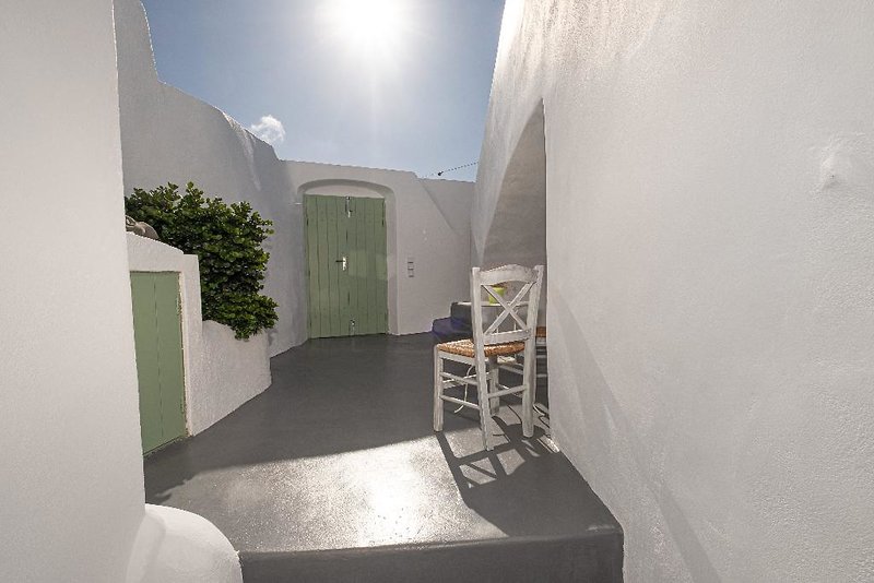 White Orchid Cave House & Studio in Pyrgos, Santorini Terrasse