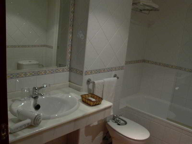 Hotel Calderon in Cenes de la Vega, Malaga Badezimmer
