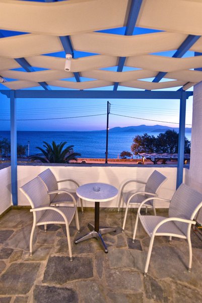 Liana Beach Hotel in Agios Prokopios, Santorini Terasse