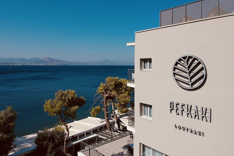 Hotel Pefkaki in Loutraki, Athen Terrasse